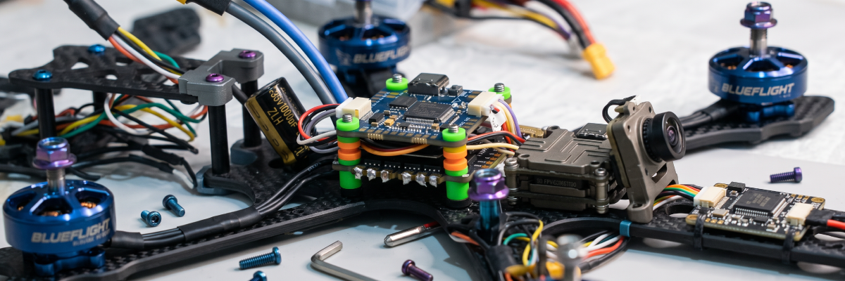 AIO Flight Controller vs Flight Controller Stack 5-inch FPV drone build with a soft-mounted flight controller stack, capacitor, VTX and camera on a carbon frame